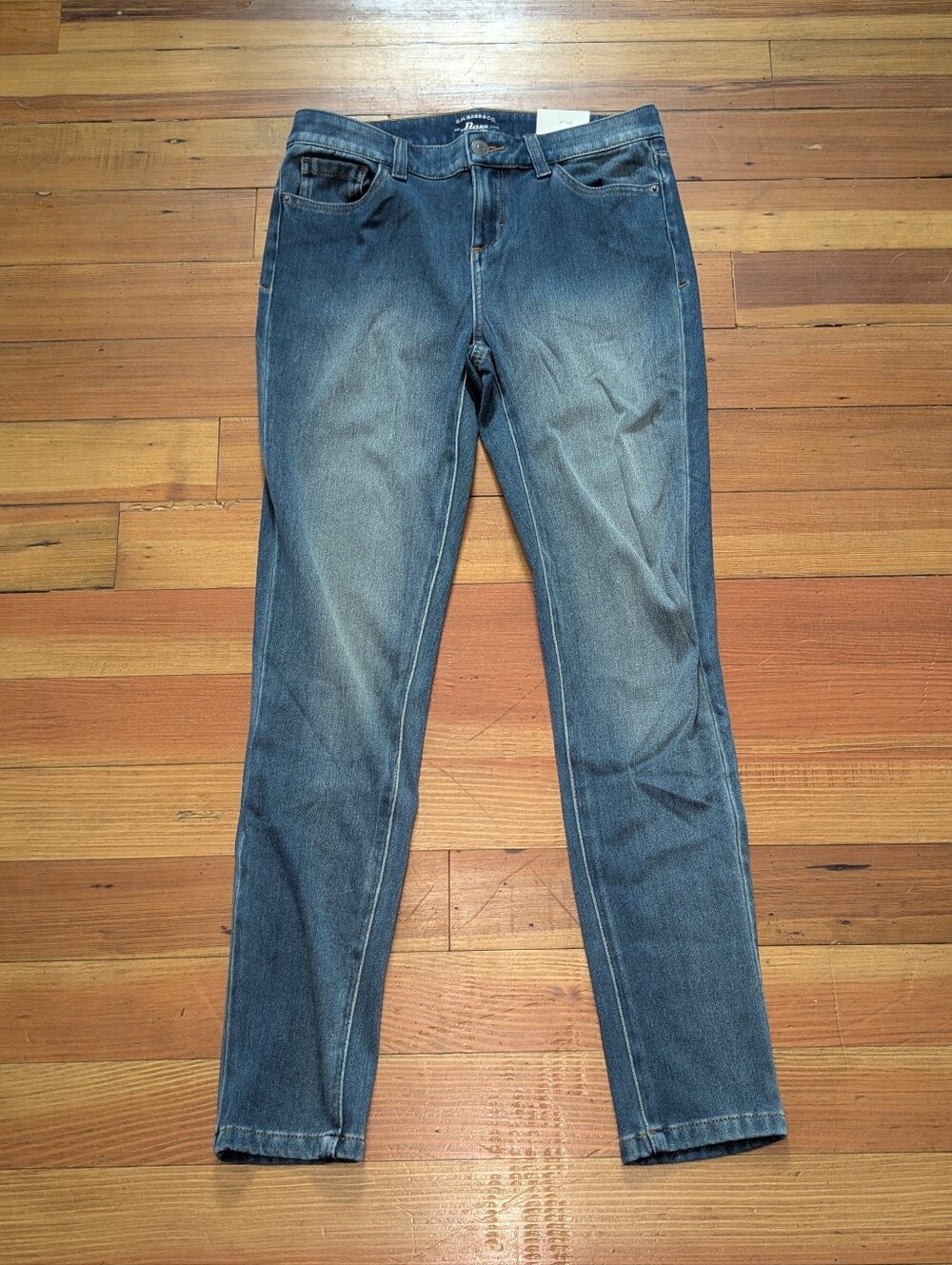 G.H. BASS & CO. SIZE - 2 Comfort Skinny Stretch Jeans in Medium Blue Wash - Picture 13 of 13